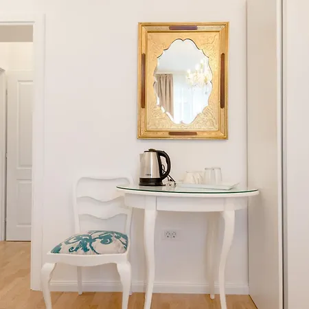 Le Monde - Vintage לינה וארוחת בוקר 4*