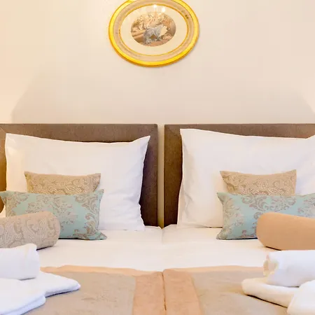 Le Monde - Vintage krevet i doručak 4*